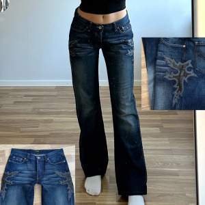 Superfina lågmidjade/midrise jeans med balla detaljer på sidan av benen! Midja: ca 85cm. Innerben: 80cm men går och lägga ner ca 7 cm då de är uppsydda. Jag är ca 169cm och brukar ha storlek 38. Skriv vid fler funderingar🙌 använd gärna köp nu! 