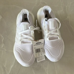 Adidas ultraboost 22 w  - Helt nya oanvända Adidas ultraboost 22 för dam  Strl: 36-37 Nypris:2049kr