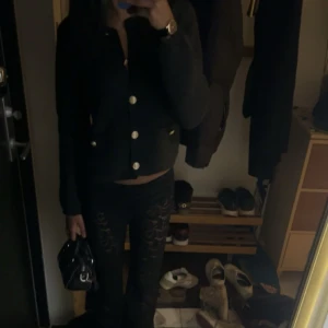 Svart zara kofta  - Skit snygg Svart zara kofta med guld knappar💞