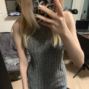 Grå turtleneck - Grå topp med turtleneck🎀 Storlek S men passar även M! Svarar gärna på frågor om mått, prisförslag osv❤️