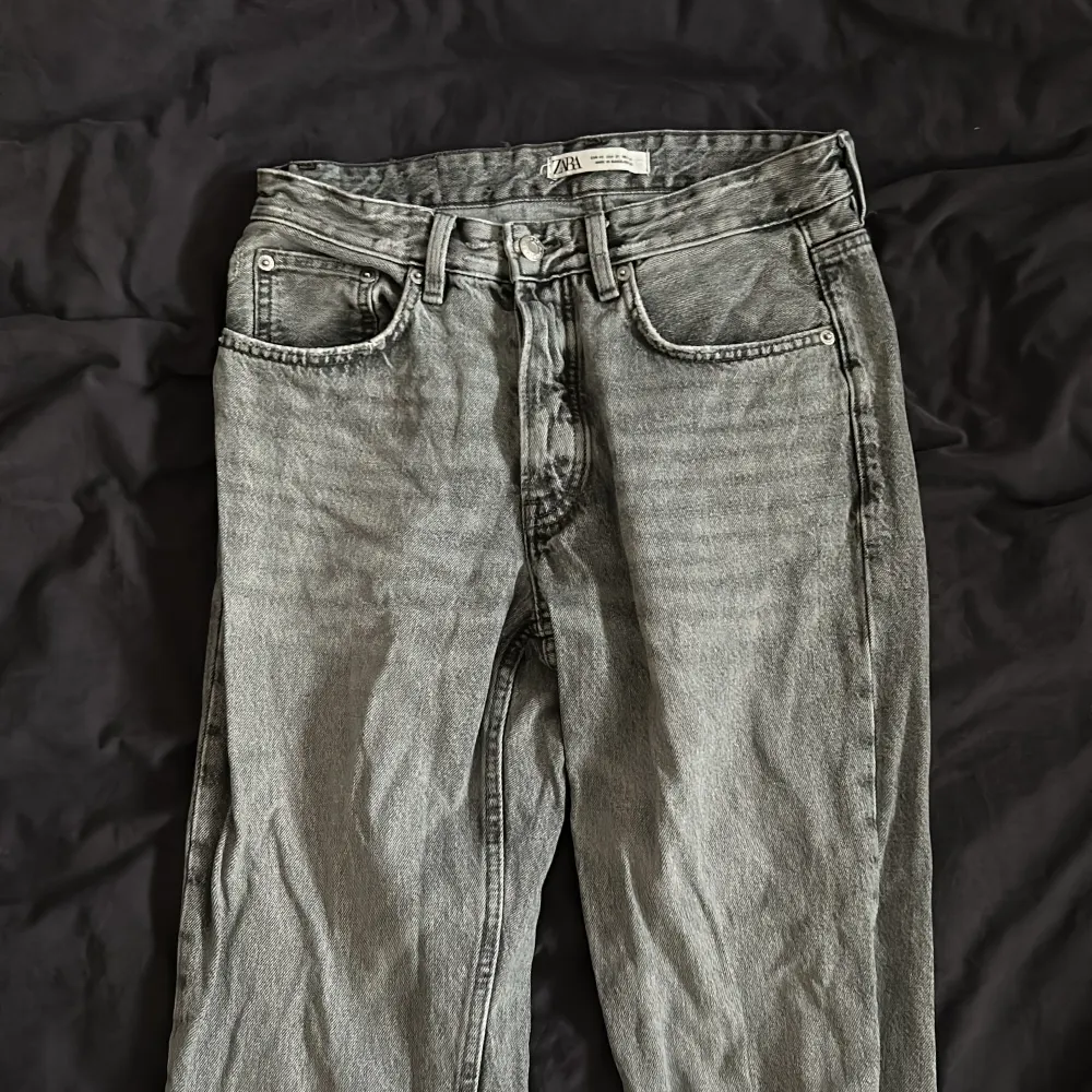 Ett par zara jeans med regular fit. Helt utan defekter (de små slitningarna är del av designen). Nypris ligger nog runt 500 eller något sånt. Storleken är eur 40 men skulle säga att det motsvarar ungefär 30/32. Jeans & Byxor.