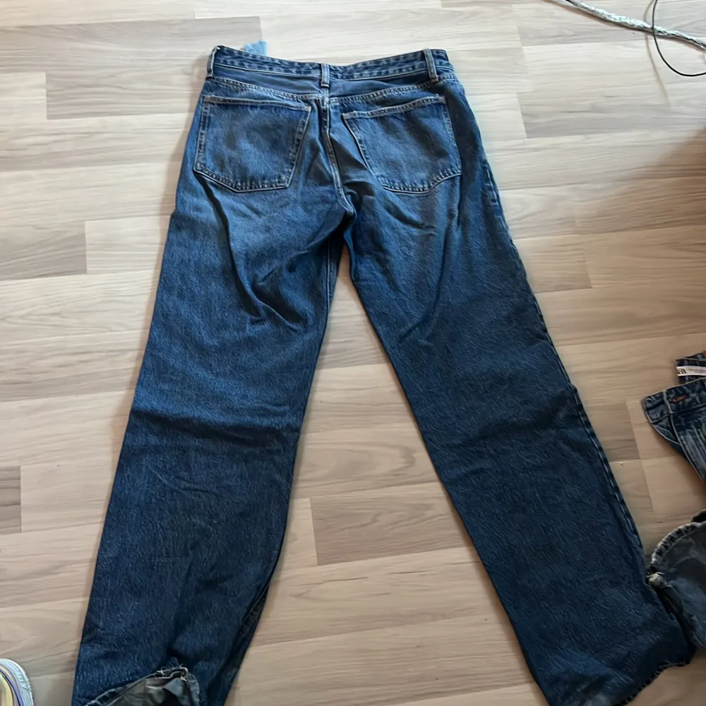 Jättefina byxor ifrån zara men passar tyvärr inte mig, använda fåtal gånger. Man kan köpa alla 3 för 400 Eller ett par 150 Köpta nypris: 399. Jeans & Byxor.