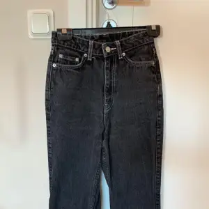 Så coola svarta jeans med vita sömmar från Weekday i modellen Rowe! Nypris 500kr. Storlek 24/32 men passar mig med W25. Pris är exklusive frakt 💖