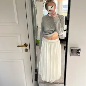 En lång plisserad kjol från VILA i storlek 36🤍 Kommer ej till användning längre