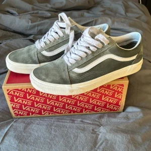 Vans  - Nästan helt nya Vans, köpta för 1100 kr och färgen är grön/grå 