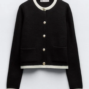 Stickad kofta  - Sååå himla fin kofta ifrån Zara som är endast använd en gång 💕 Storlek XL men skulle säga att den är mer som en L eller stor M💕