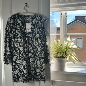 Zara klänning  - Helt oanvänd Zara klänning❤️ Har lappen kvar på🌸. Super fin och aldrig använd, original pris:400 kr