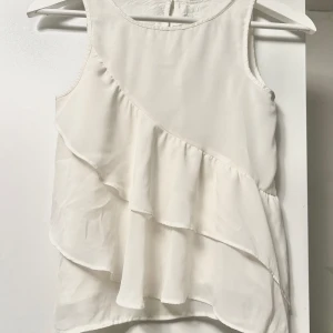 Söt volangtopp - Säljer denna fina blus, lappen är tyvärr av men skulle säga att den är som en xs/xxs. Köparen står för frakten‼️