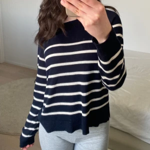 Randig stickad tröja - En tunn stickad tröja som man kan ha i kallt och varmt väder och passar bra till allt! Jättebra skick och knappt använd