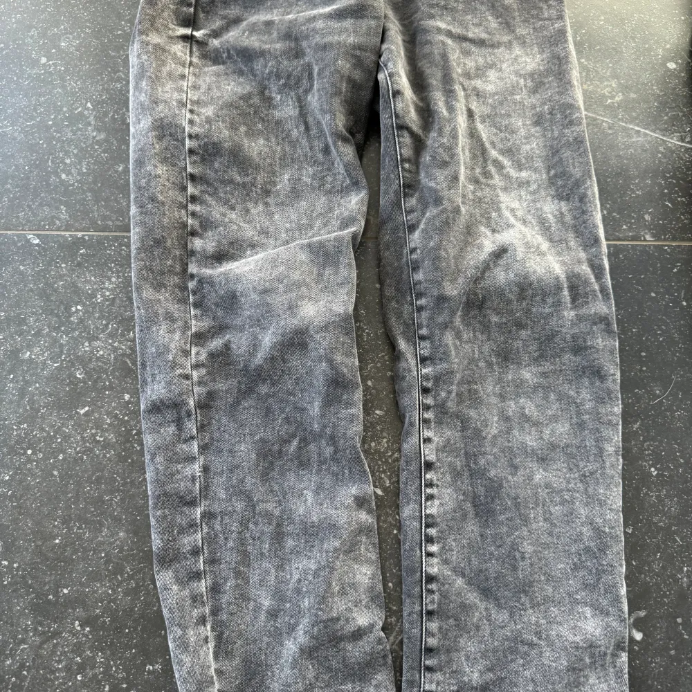 Bra skick snygga svartgråa jeans bra för våren.. Jeans & Byxor.