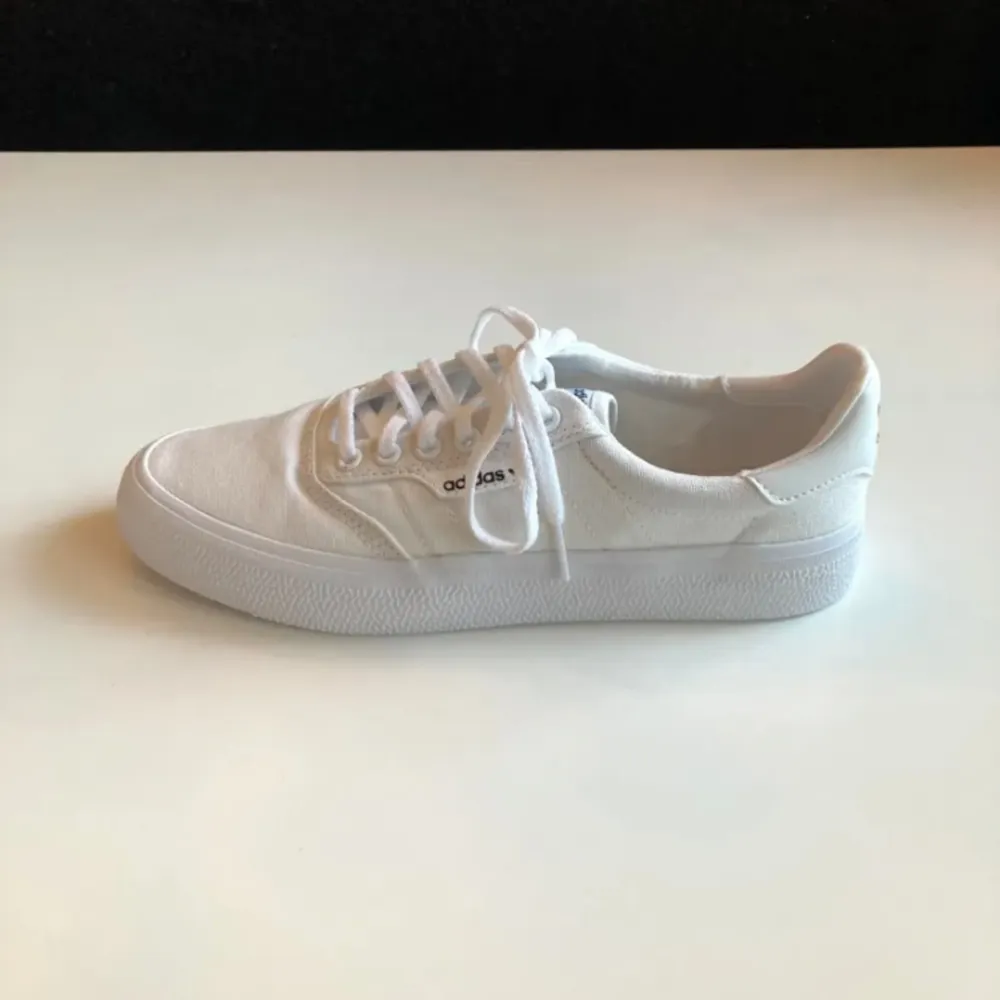 Vita Sneakers från Adidas i storlek 42; Oanvända. Köparen står för frakten🥰❤️. Skor.