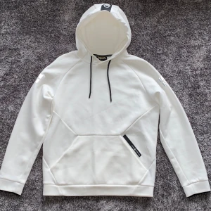 Sail Racing hoodie Larg Vit - Vit Sail Racing hoodie i storlek large. 🔥KÖP 2 TRÖJOR OCH FÅ 200-300kr RABBATT🔥