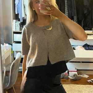 Kofta  - Säljer denna så fina koftan🤗🤩tryck gärna på köp nu!