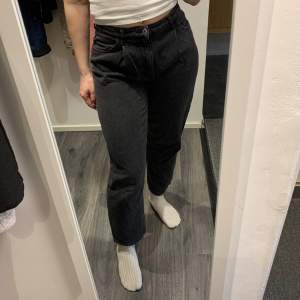 Svarta loose fit jeans i storlek 38 från H&M. Använda ca 10 gånger och i bra skick. Säljs då jag tycker de är för korta på mig (är 1.74) ♟️