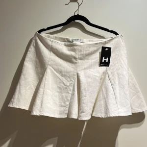 Vit minikjol Extro strl M - Fin, vit minikjol från Extro i strl M (italiensk 40, dvs ca en 36-38). Toppskick. Inköpt på second hand för 150kr men provade inte så lite fel i storlek för mig. 