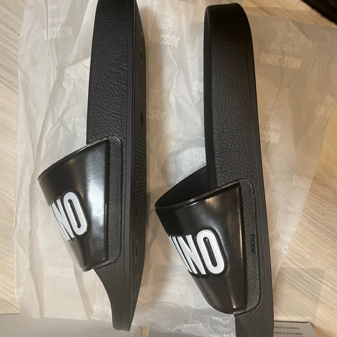 Moschino tofflor  - 91