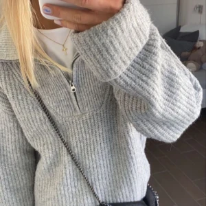 Vit zip-up tröja - (FÖRSTA BILD LÅNAD) Säljer en slutsåld zip-up tröja från H&M som tyvärr inte kommer till användning💕 Tveka inte för att ställa frågor🥰 