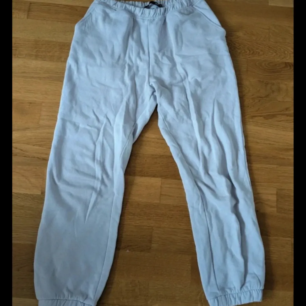 Sparsamt använd sweatpants i två färger: svart och ljuslila! Kan säljas separat och passar xs-m skulle jag säga🤍. Jeans & Byxor.