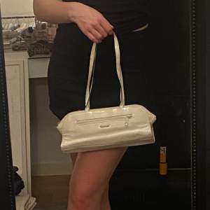 Jag säljer en vit handväska. Perfekt till tillexempel bal eller studenten💞