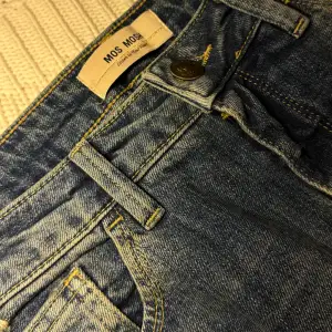 Favoriter!! Säljer pga att dem inte passar mig. Mos mosh jeans med super fina detaljer😍Kan diskutera pris!!! Köpt för 1800