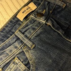 mos mosh jeans - Favoriter!! Säljer pga att dem inte passar mig. Mos mosh jeans med super fina detaljer😍Kan diskutera pris!!! Köpt för 1800