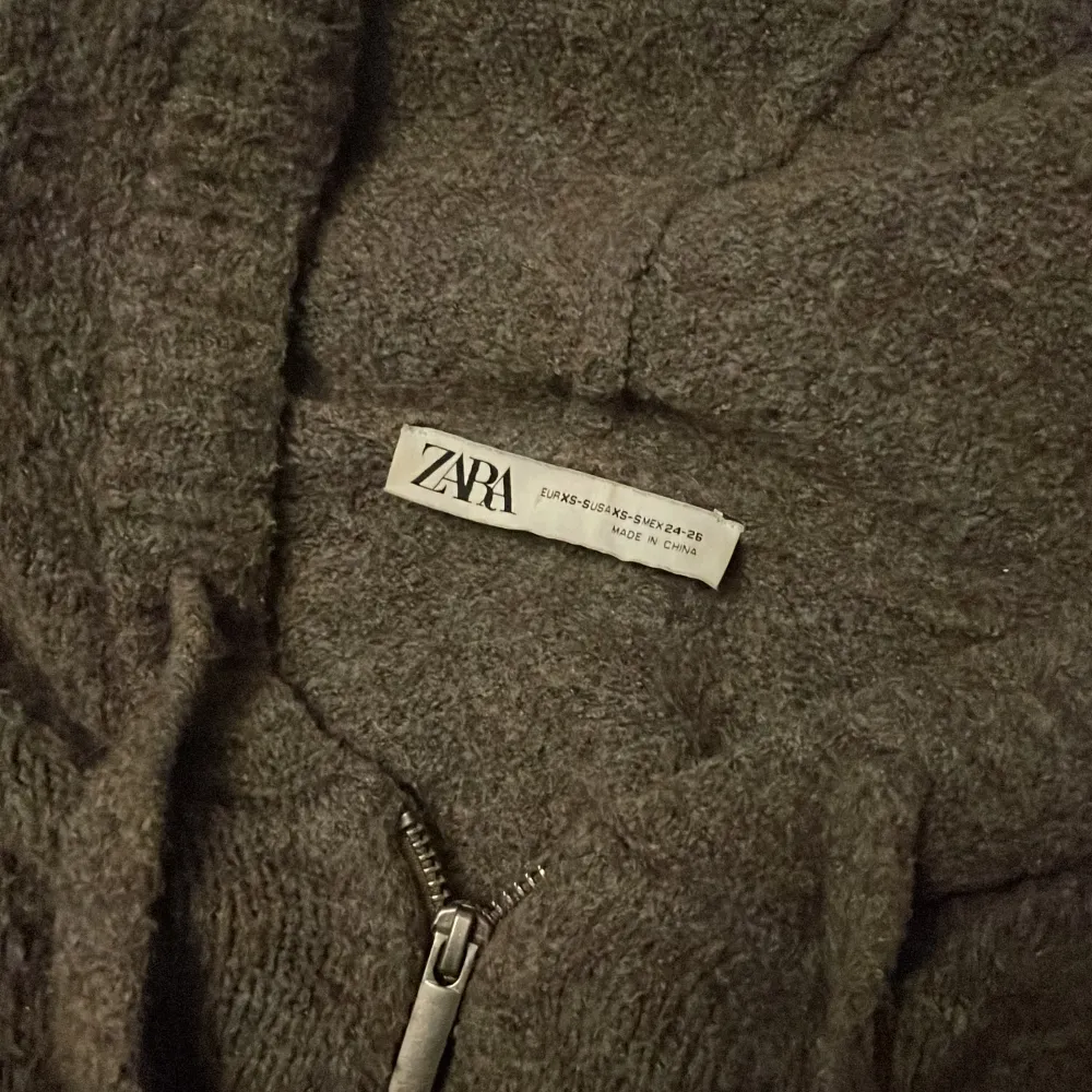 Fin stickad tröja från Zara som inte kommer till användning. Färgen är brun/grå. Och det är storlek Xs-S. Tröjor & Koftor.