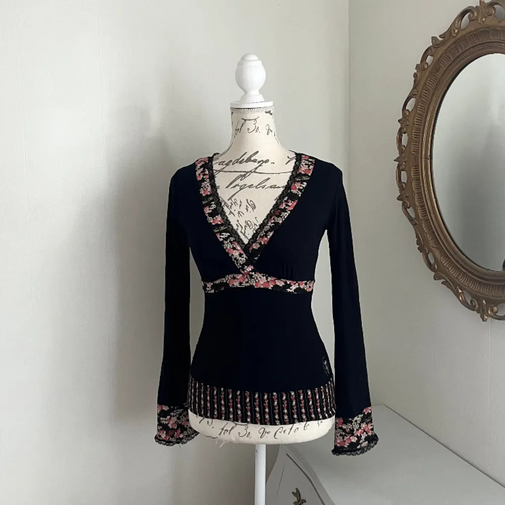 Långärmad tröja från vive maria med fina detaljer och knytning i midjan, storlek s 🎀. Tröjor & Koftor.