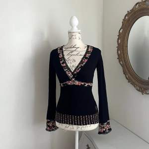 Långärmad tröja från vive maria med fina detaljer och knytning i midjan, storlek s 🎀