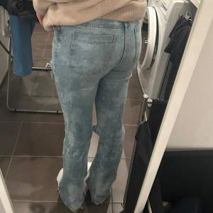 Coola blekta bootcut jeans från zara