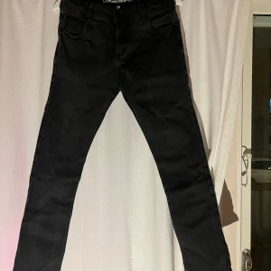 Svarta jeans slim - Svarta jeans slim Strl 170 Skick 8/10 Skriv för mer bilder!