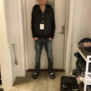 Säljer min moncler cardigan helt ny Size m - Helt ny oanvänd  Passar perfekt  Passar jätte bra till sommaren och till våren  Size m/s