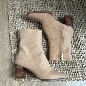 Boots - Boots med klack i mocka