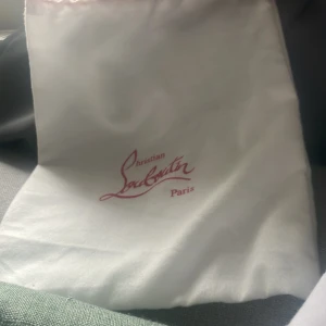 Dustbag - Äkta louboutin dust bag i jätte bra skick använt kanske 2 gånger för o få med ett par andra skor.  