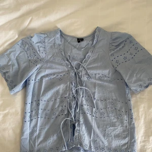 Ljusblå blus - Superfin blå blus från Vero Moda. Den är sparsamt använd och är i nyskick! 