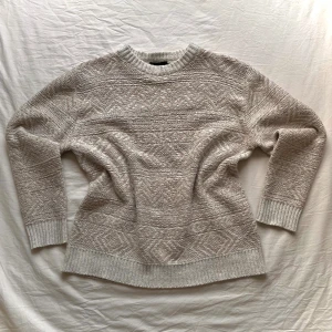 Stickad tröja  - Varm tröja perfekt till våren i lite retro/vintage stil från pull & bear 🩷nypris 459kr