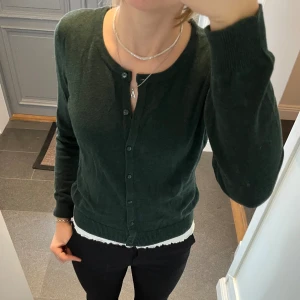 Grön kofta - Mörkgrön stickad kofta i storlek S från H&M. Fint skick. Använd gärna köp nu!