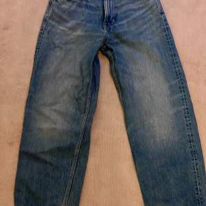 Baggy jeans med snygg tvätt mellan ljus och mörk jeansfärg. Stl W27 L 32