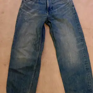 Baggy jeans med snygg tvätt mellan ljus och mörk jeansfärg. Stl W27 L 32