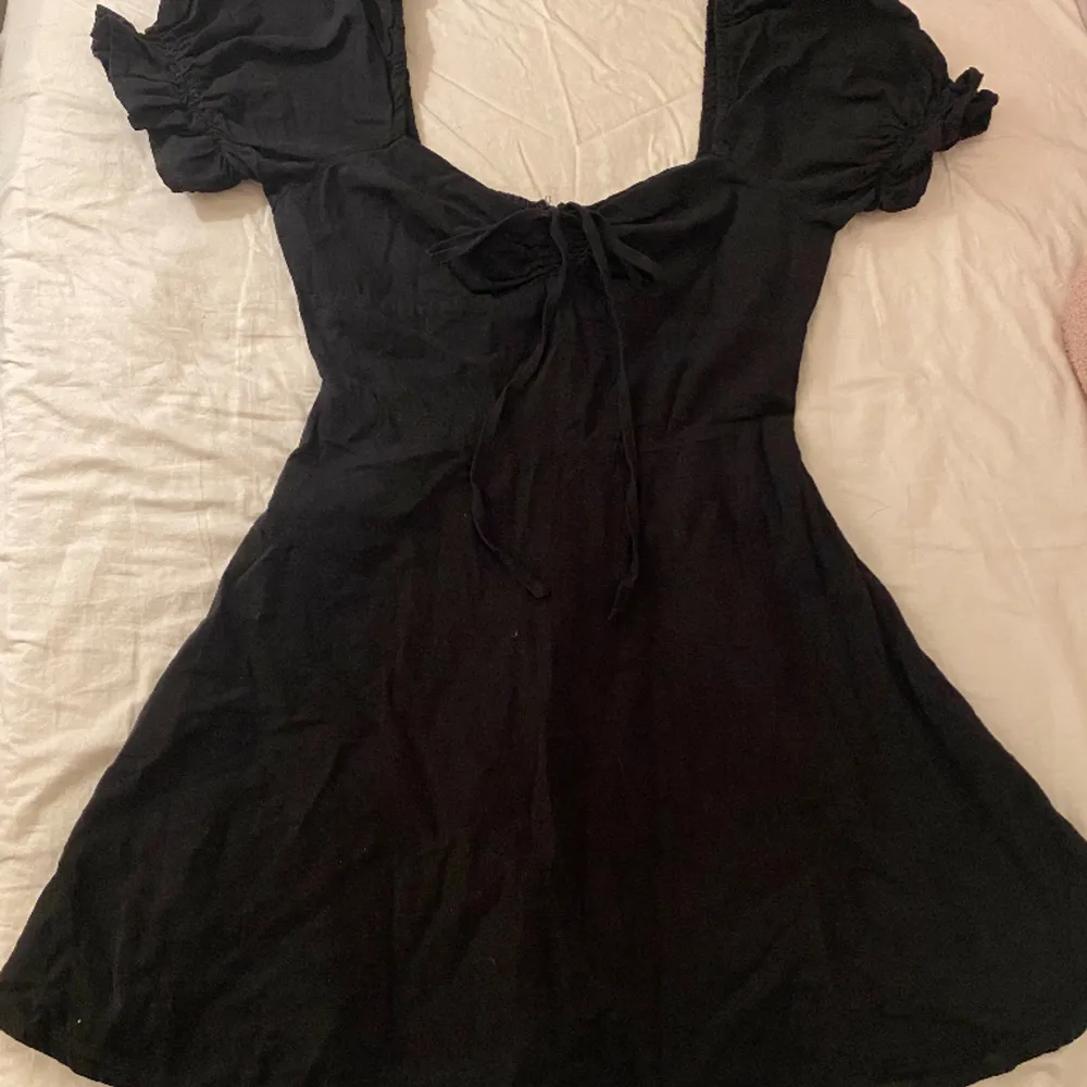 Säljer en svart klänning som aldrig kom till användning💕 Materialet är luftigt och funkar säkert bra till sommaren💕 skriv om ni har några frågor😽💕💕priset går att diskutera🤞. Klänningar.