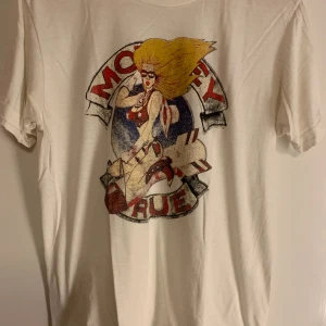 Mötley Crüe T-shirt - Mötley Crüe Tee i storlek M-L, 63 cm från axeln och ner, 46cm mellan armhålorna. Tryck på baksidan också. 