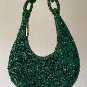 En jätte fin grön paljett väska från zara som jag hade på min bal förra året.💚💘