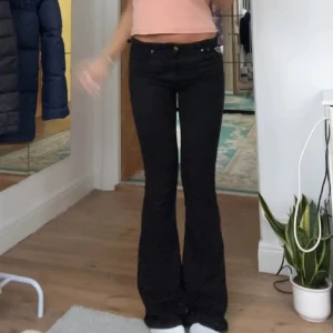 Lois jeans👏👏 - Lånade bilder‼️ as snygga lite uppklivna där nere men ananrs as bra skcik! Men därav säljer ja de billigt!(helt slutsålda btw)