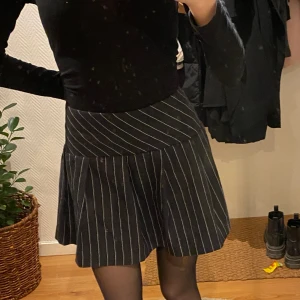 Svart Kjol - En av mina favorit kjolar som jag inte använder längre, köpt från H&M för några år sedan men inga defekter🫶