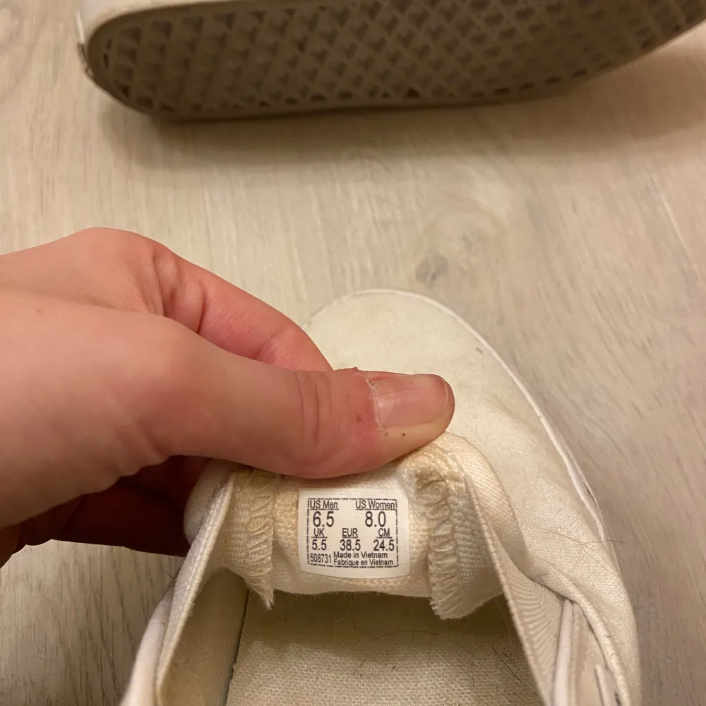 Vita slip on vans. Tråkiga fläckar på, men har inte försökt få bort dom, men det går säkert! I övrigt i väldigt gott skick. . Skor.