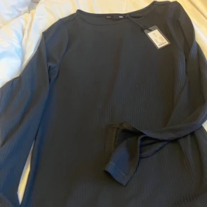 Svart tröja - Helt ny tröja från lager 157 me slits på armarna 