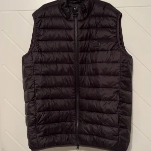 Barbour väst - Säljer denna feta barbour västen. Den är köpt för ca 1 år sedan men nästan oanvänd. Skicket är riktigt bra, 9,5/10! Den är köpt för 1500 ordinarie.