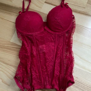 Korsett strl 38 - Sparsamt använd. Självklart tvättad! Kolla gärna in mina andra annonser för samfrakt! 