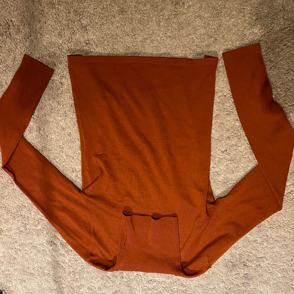 Orange/typ rost färgad turtleneck från okänt märke i okänd storlek, skulle säga xs/s då den inte är jätte stretchig i tyget, väldigt skön att ha på sig , påminner mig om Velma från Scooby Doo🫶. Tröjor & Koftor.
