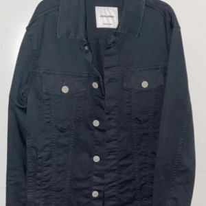 Jeans jacka - Tjena, Säljer denna jeans jacka köpt hos jack&jones, då jag aldrig använder den. Den är i helt nytt skick. Har använt den Max 2 gånger ute. Vid fler frågor eller funderingar så är det bara att höra av sig😄👍