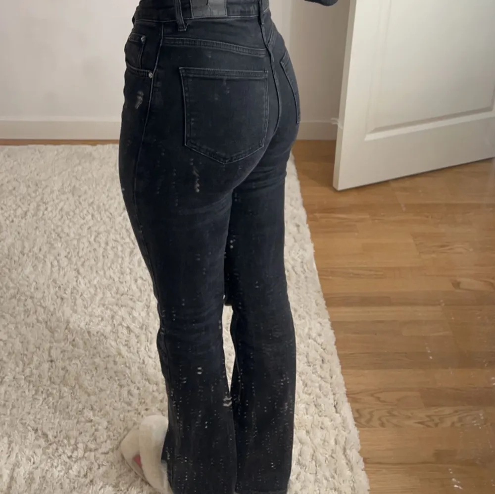 Svarta lågmidjade bootcut jeans ifrån Ginatricot, storlek 36. Jeans & Byxor.